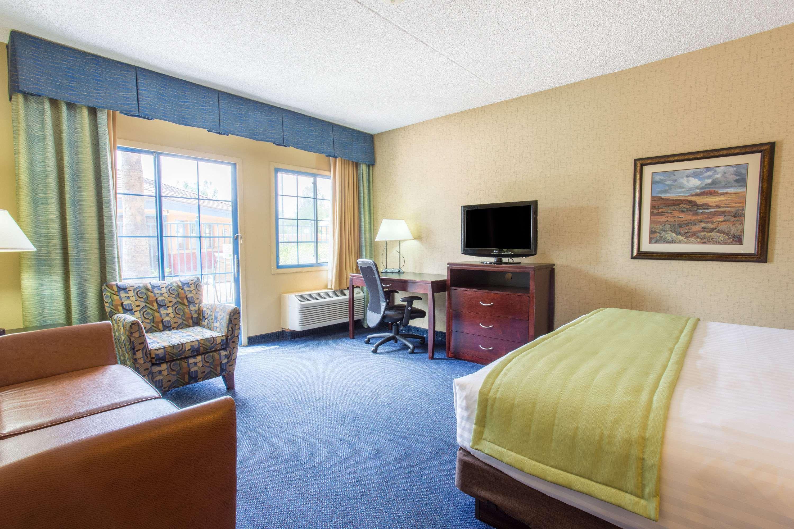 Days Inn & Suites By Wyndham Mesa Near Phoenix Bagian luar foto