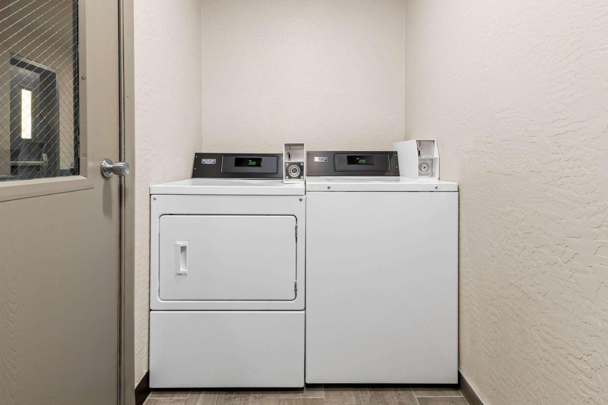 Days Inn & Suites By Wyndham Mesa Near Phoenix Bagian luar foto