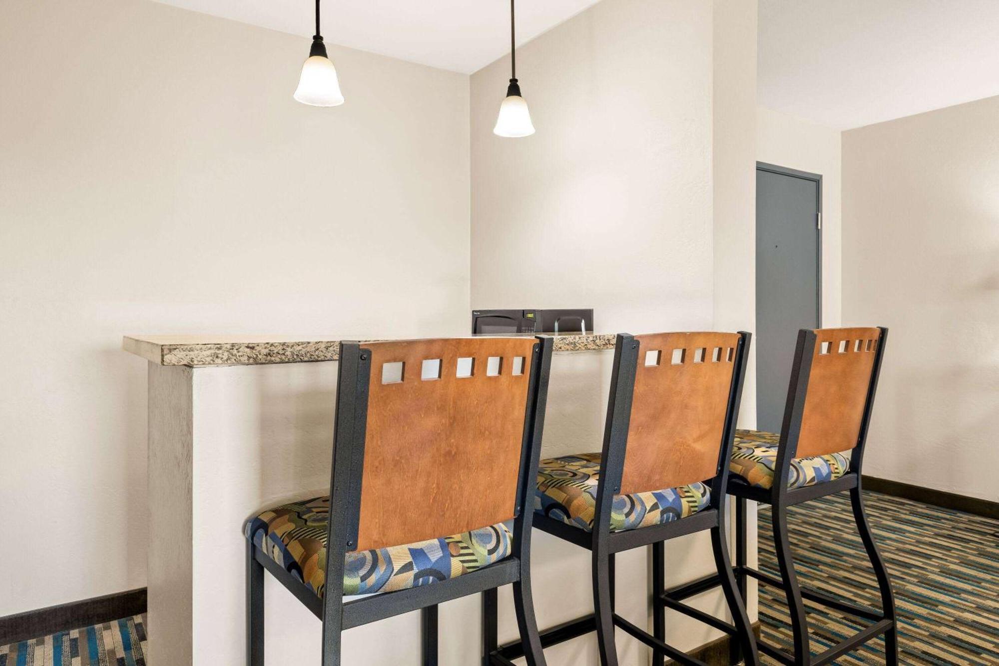 Days Inn & Suites By Wyndham Mesa Near Phoenix Bagian luar foto