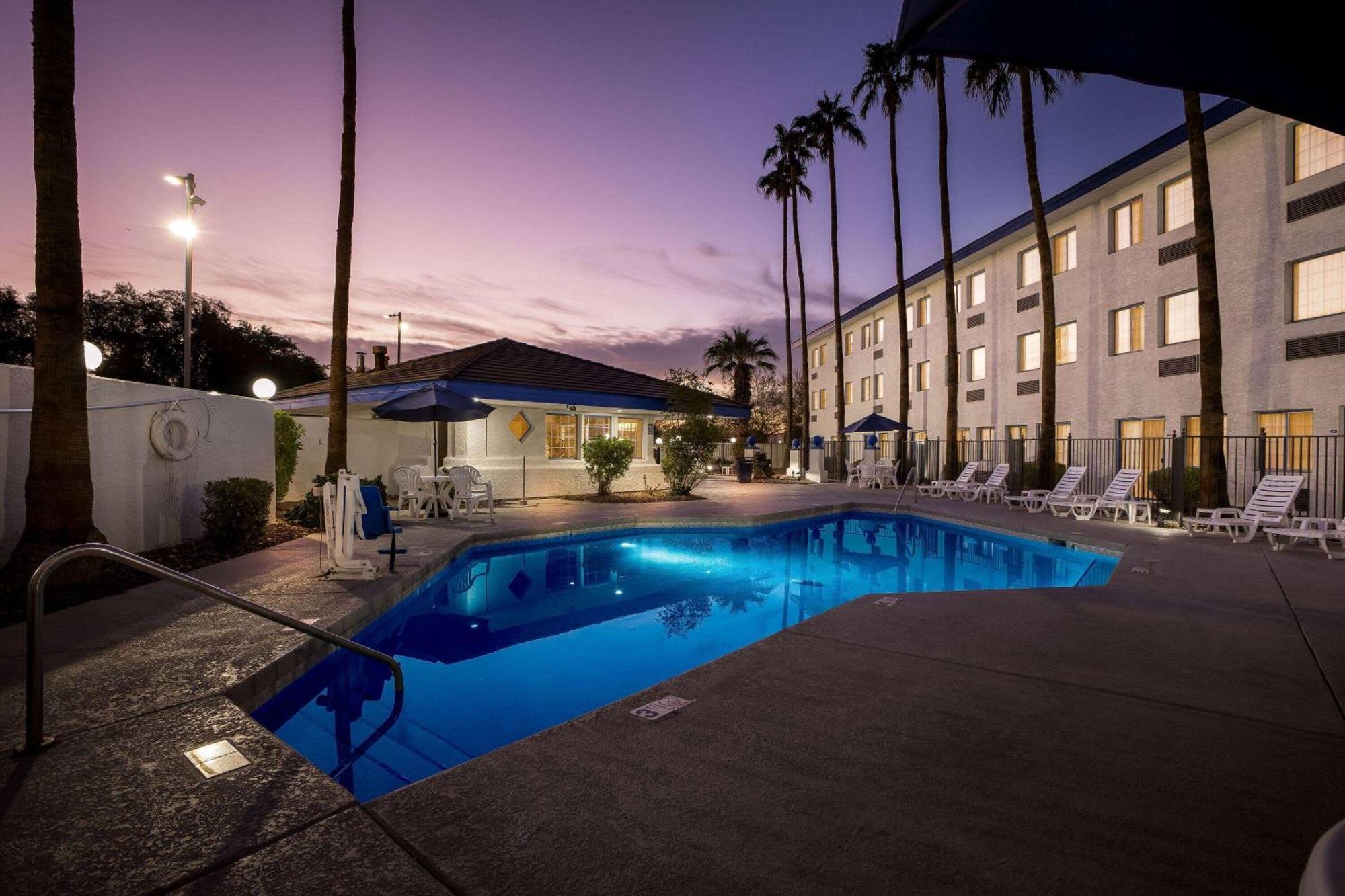 Days Inn & Suites By Wyndham Mesa Near Phoenix Bagian luar foto