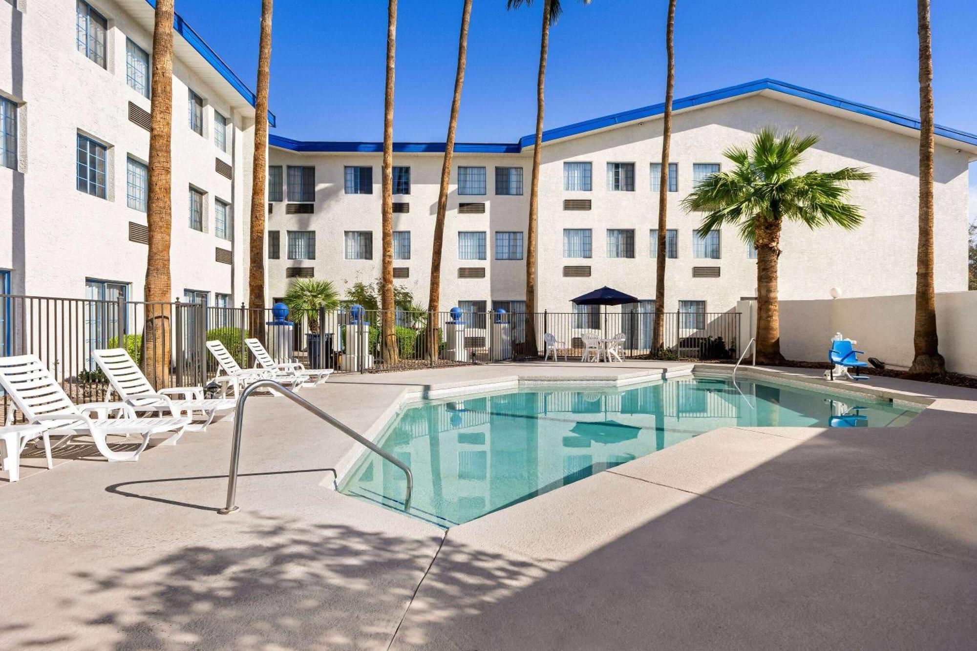 Days Inn & Suites By Wyndham Mesa Near Phoenix Bagian luar foto