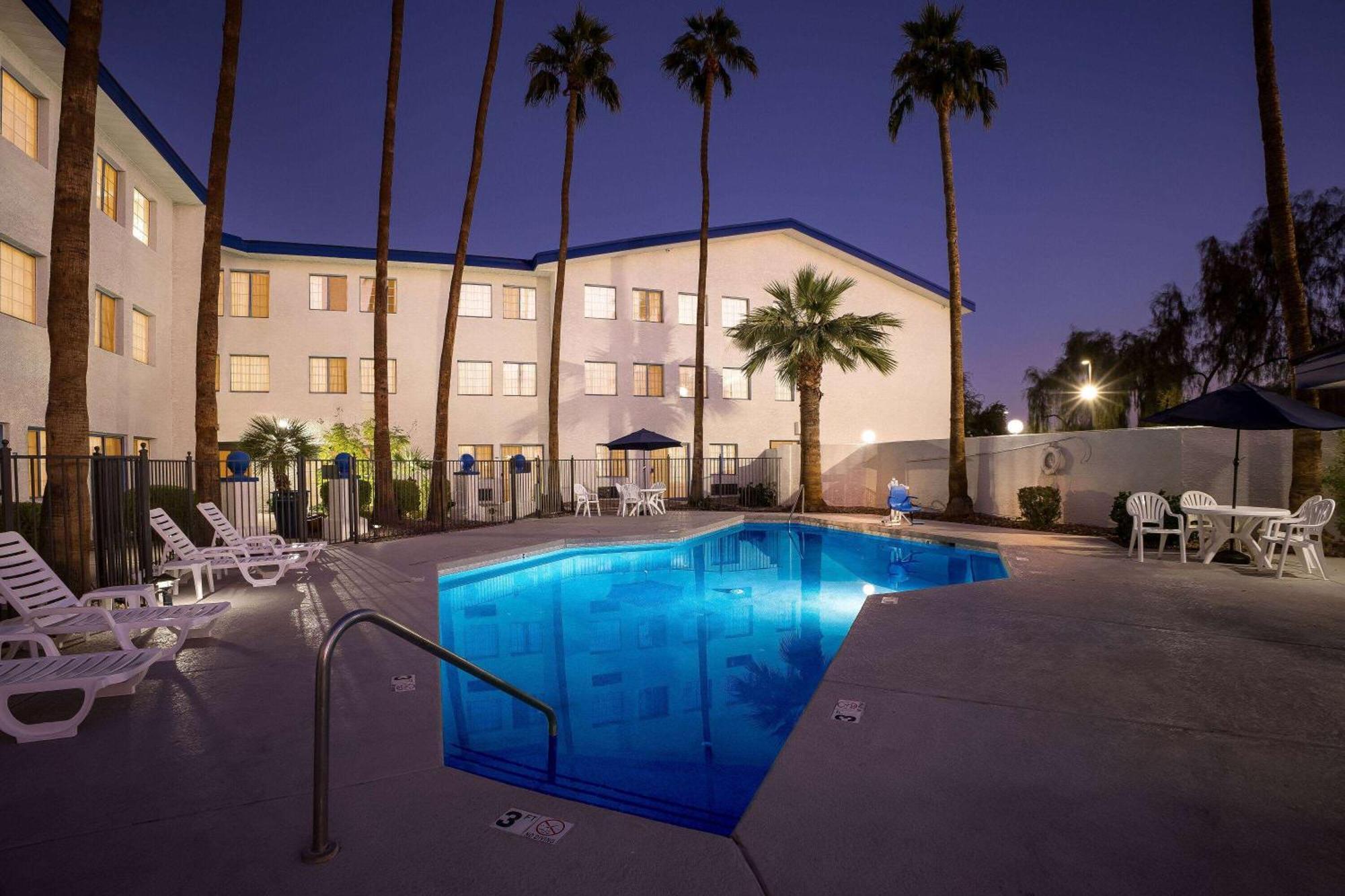 Days Inn & Suites By Wyndham Mesa Near Phoenix Bagian luar foto