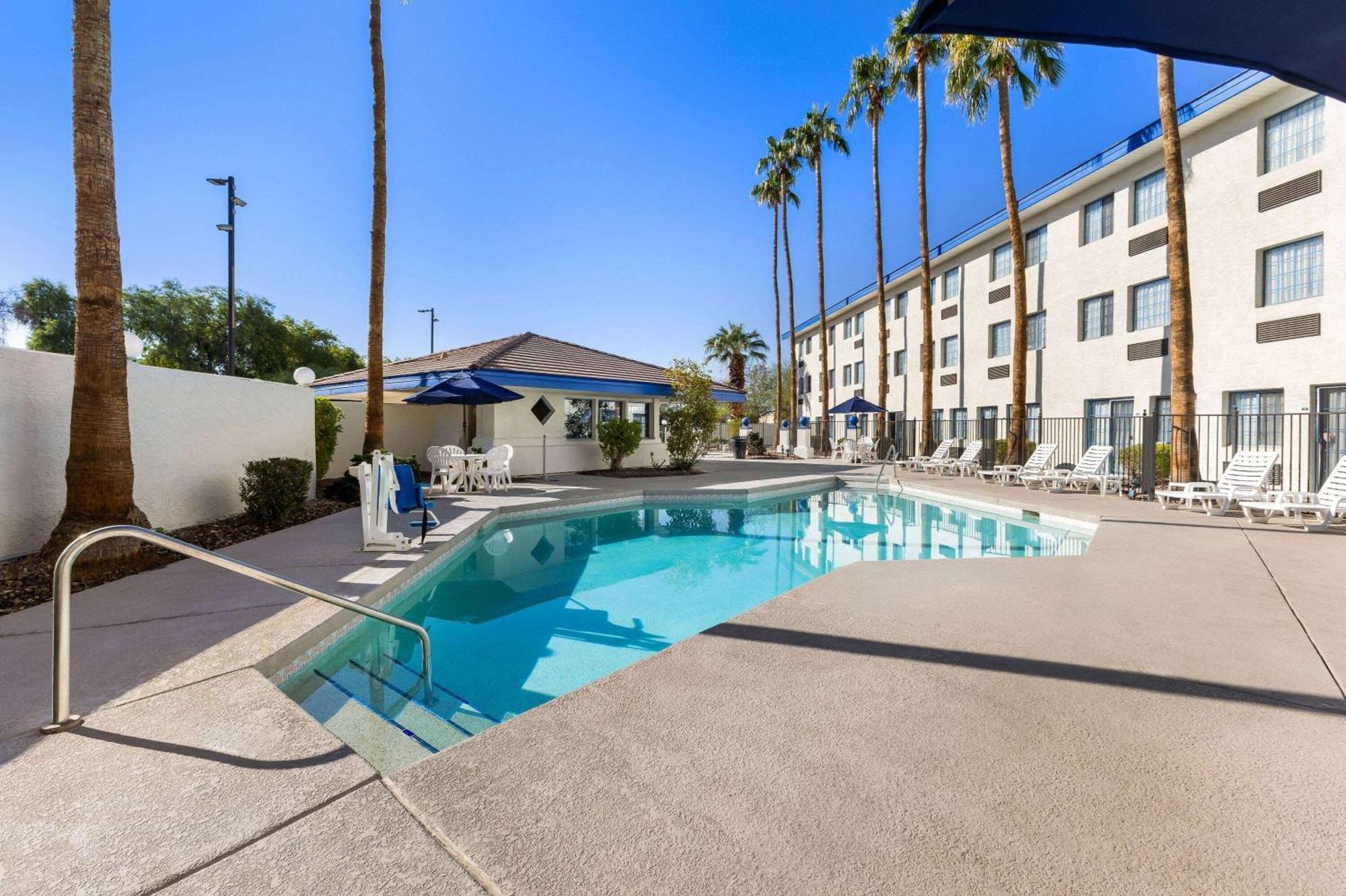 Days Inn & Suites By Wyndham Mesa Near Phoenix Bagian luar foto