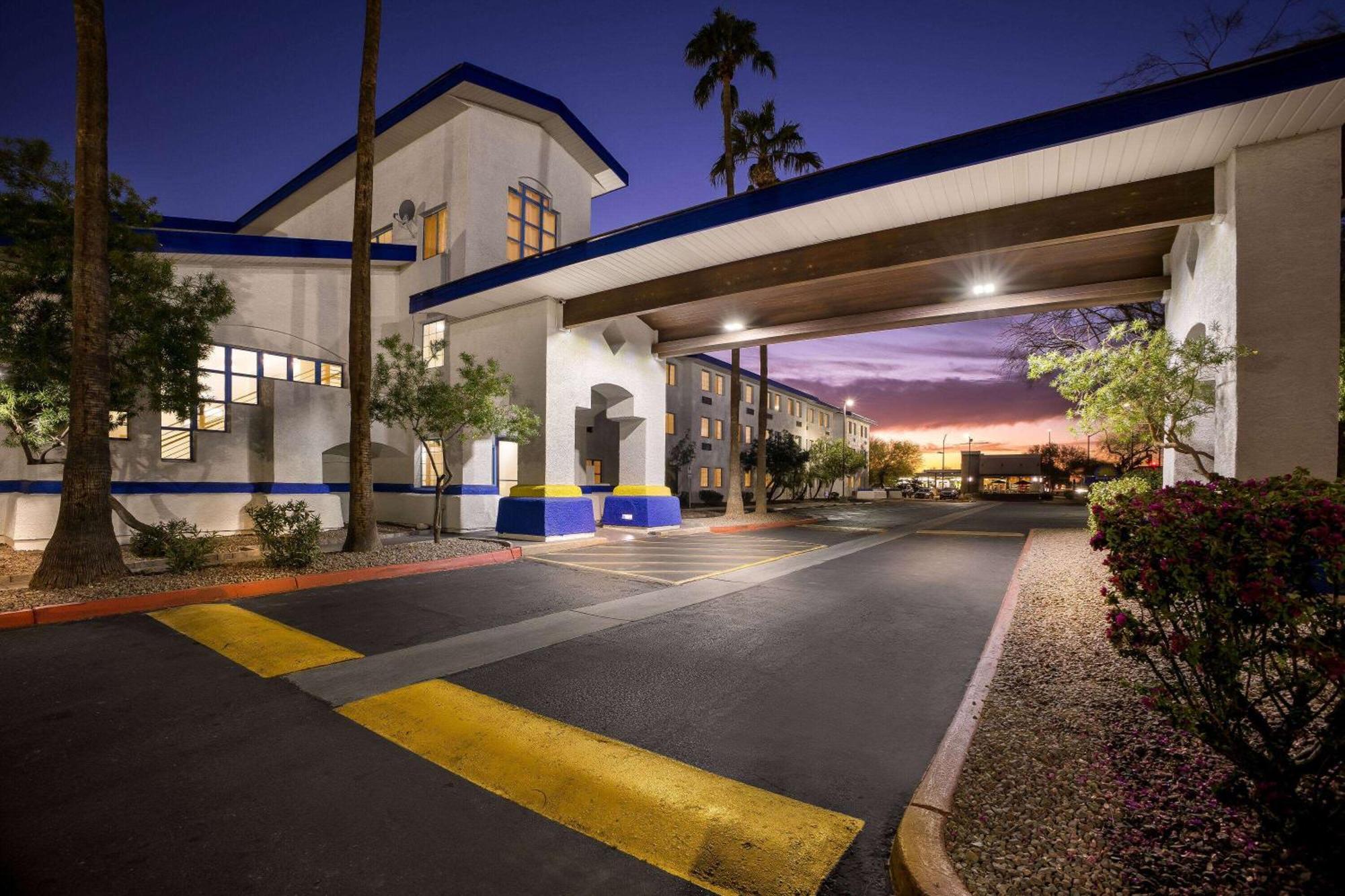 Days Inn & Suites By Wyndham Mesa Near Phoenix Bagian luar foto