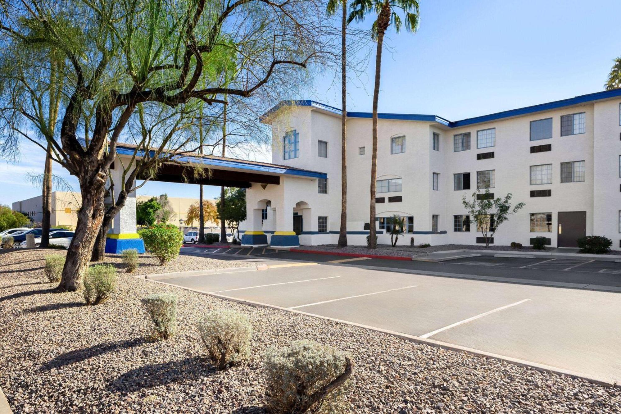 Days Inn & Suites By Wyndham Mesa Near Phoenix Bagian luar foto